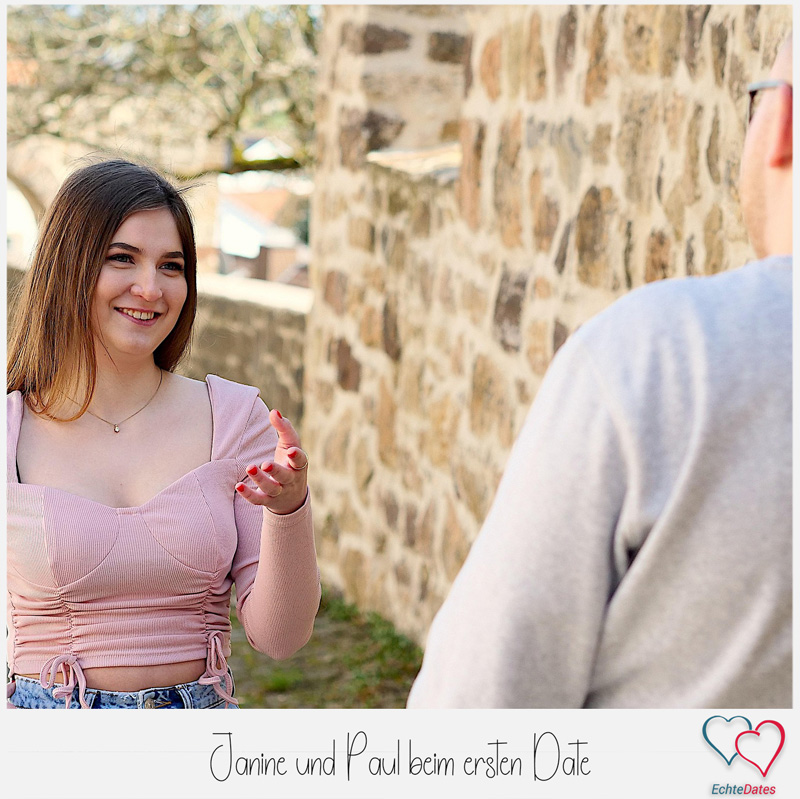 mann und frau treffen sich beim ersten date und unterhalten sich draußen