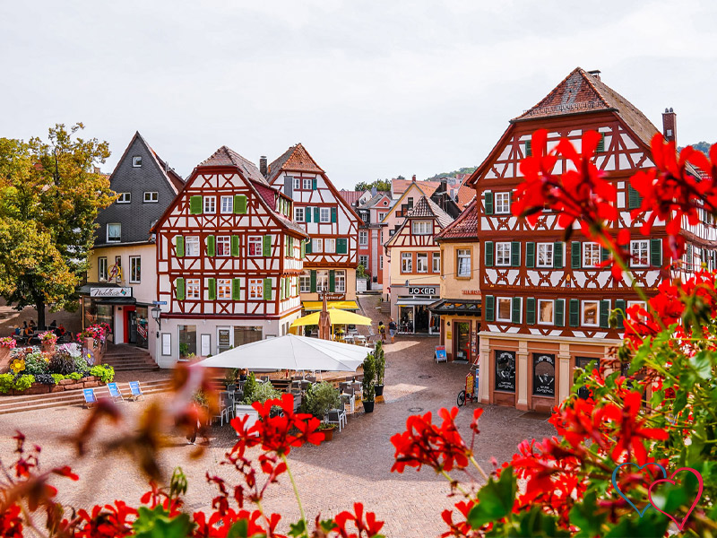 Traditioneller Marktplatz in Baden-Württemberg mit Fachwerkhäusern – ideal für lokale Sexdates und Treffen