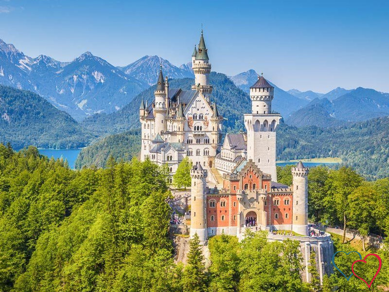 Märchenschloss in Bayern mit Alpenpanorama und Wäldern – romantische Kulisse für echte Dates und Sexdates in Bayern.