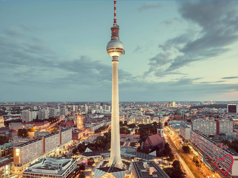 Berliner Fernsehturm bei Abendstimmung – urbane Kulisse für echte Sexdates in Berlin.
