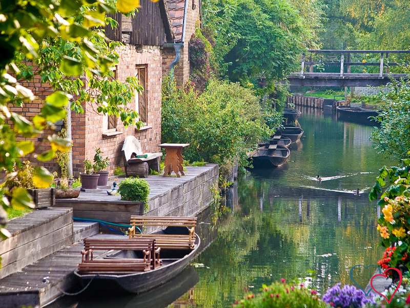 Romantischer Wasserkanal in Brandenburg mit Booten und Naturkulisse – perfekte Atmosphäre für echte Sexdates in Brandenburg.
