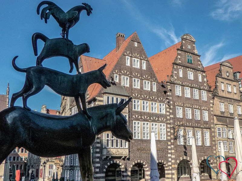 Die Bremer Stadtmusikanten vor historischen Gebäuden in Bremen – beliebter Treffpunkt für echte Dates und neue Bekanntschaften. Ausgansort für Sexdates in Bremen