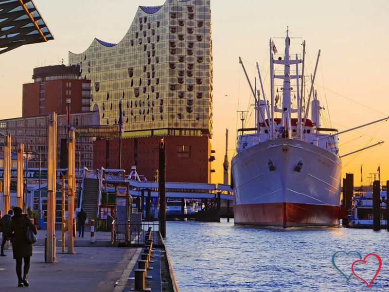 Hamburger Hafen mit Elbphilharmonie und Schiff bei Sonnenuntergang – perfekte Kulisse für echte Sexdates in Hamburg.