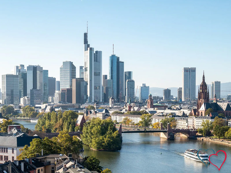 Skyline von Frankfurt in Hessen mit Mainufer und moderner Stadtansicht – ideale Kulisse für echte Sexdates in Hessen.