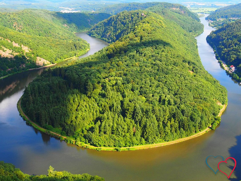 Flussschleife im Saarland mit dichter Waldlandschaft und ruhiger Natur – stimmungsvolle Kulisse für romantische Treffen und echte Dates.