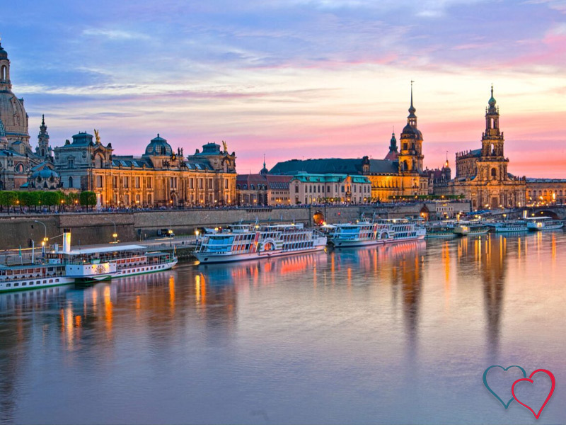 Dresdner Altstadt in Sachsen bei Sonnenuntergang mit Elbufer und romantischer Abendstimmung – perfekte Kulisse für heiße Sexdates.