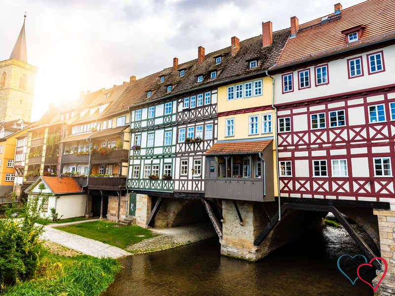 Historische Fachwerkhäuser in Thüringen mit romantischem Flusslauf und Altstadtflair – perfekte Atmosphäre für heiße Sexdates.