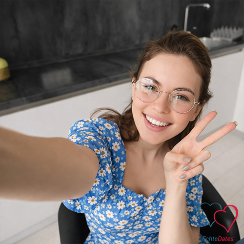 Frau mit Brille macht Selfie für Online Date