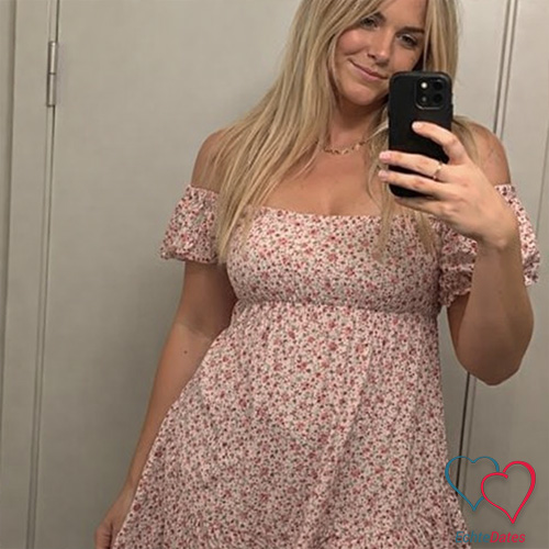 Frau macht Selfie im Kleid und sucht Sexdates online