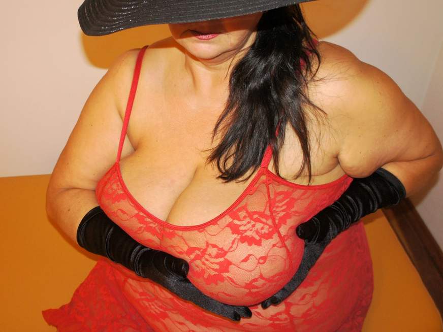 Sandra mit brünett Haar und selbstbewusster Ausstrahlung