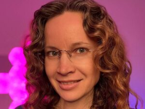 Porträt von Annika mit brünett Haar und grün-grau Blick