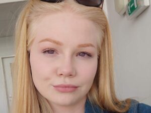 Holly aus Stuttgart mit natürlicher Ausstrahlung