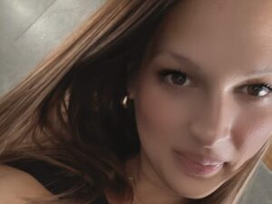 Luisa aus Berlin mit natürlicher Ausstrahlung