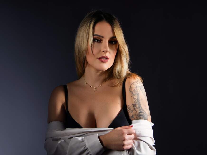 Molly mit brünett Haar und selbstbewusster Ausstrahlung