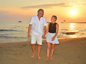 Jay mit blond Haar und selbstbewusster Ausstrahlung