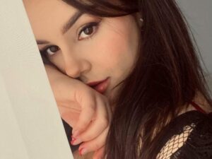 Kendal mit brünett Haar und selbstbewusster Ausstrahlung