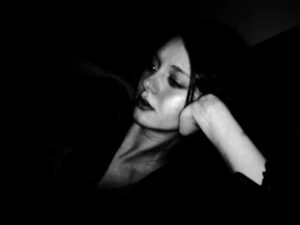 Lilia mit natürlichem Haar und selbstbewusster Ausstrahlung