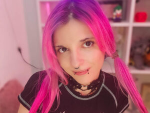 Emmi mit rot Haar und selbstbewusster Ausstrahlung