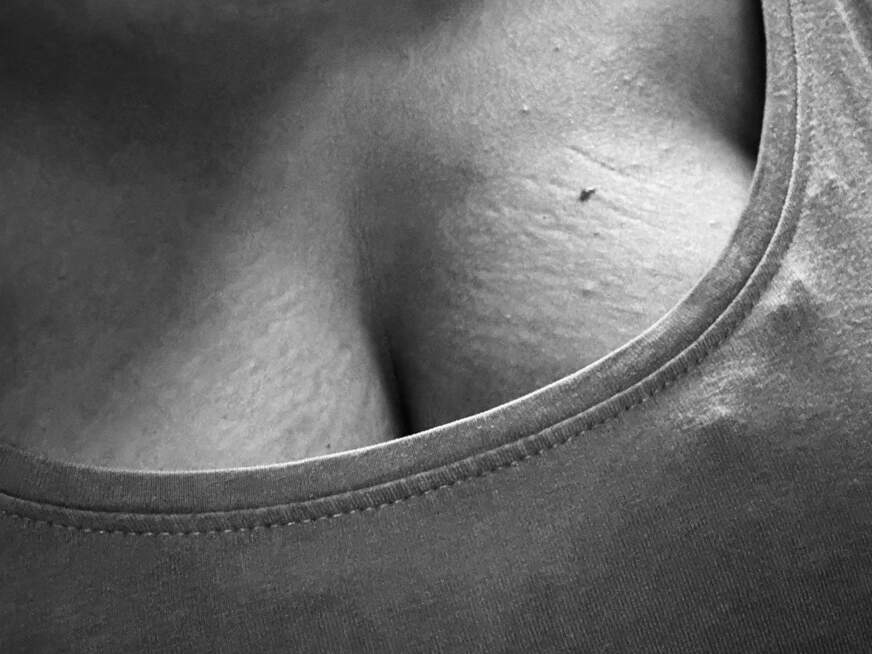 Lisa mit schwarz Haar und selbstbewusster Ausstrahlung