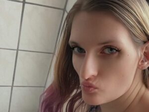 Sandra mit blond Haar und selbstbewusster Ausstrahlung