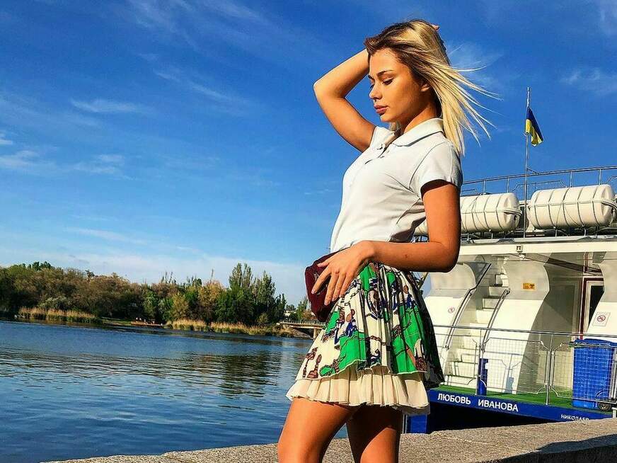 Natalyna mit blond Haar und selbstbewusster Ausstrahlung