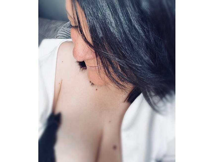 Viki mit schwarzem Haar und braunen Augen in natürlicher Pose