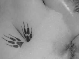 Janine mit blondem Haar und grünen Augen in natürlicher Pose