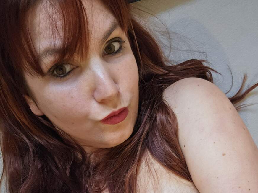 Lara mit brünettem Haar und braunen Augen in natürlicher Pose