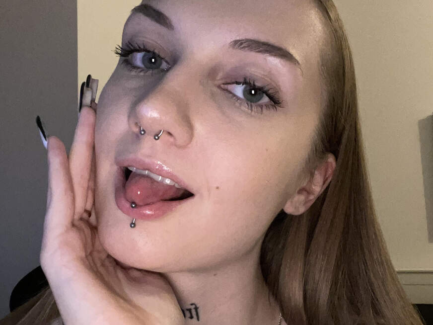 Alexia mit blondem Haar und grünen Augen in natürlicher Pose