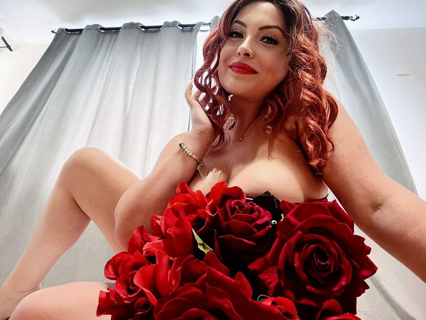 Lea mit rotem Haar und blau-grauen Augen in natürlicher Pose