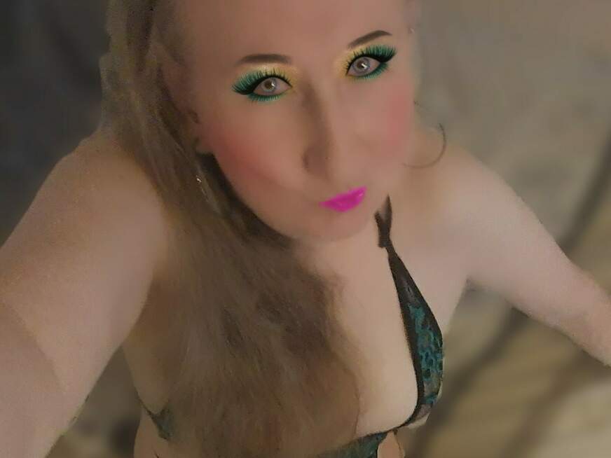 Nicky mit grauem Haar und blau-grauen Augen in natürlicher Pose