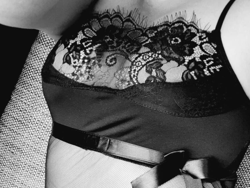 Mia aus Bremerhaven mit schwarzem Haar und braunen Augen