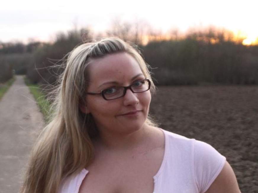 Porträt von Vanessa mit blond Haar und blau-grün Blick