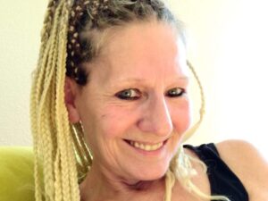 Porträt von Manuela mit schwarz Haar und blau Blick