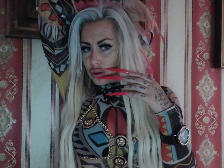 Marlen mit blond Haar und selbstbewusster Ausstrahlung