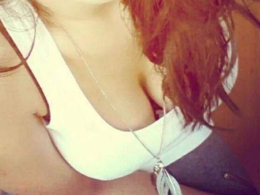 Louisa mit schwarz Haar und selbstbewusster Ausstrahlung