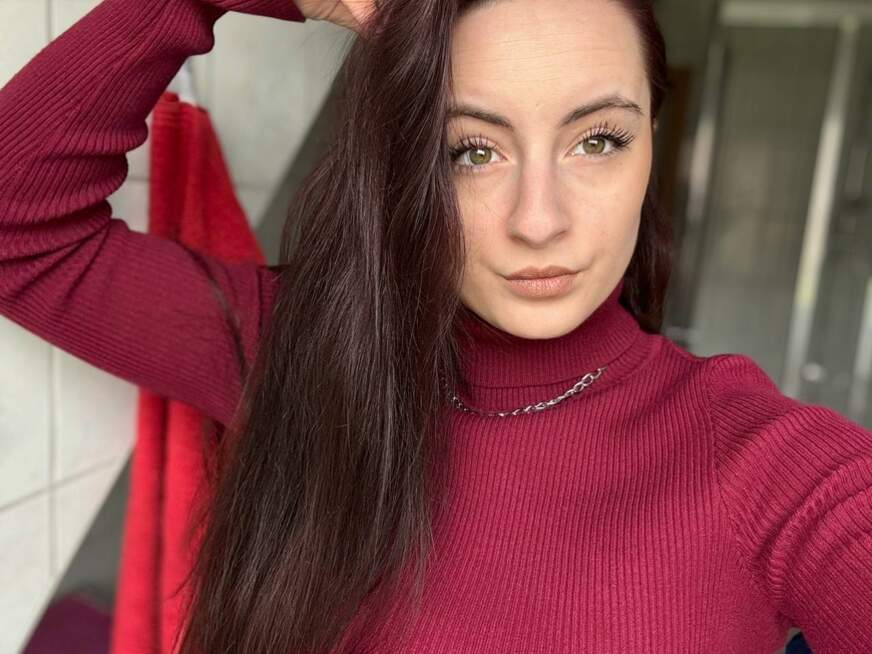 Oksana mit schwarz Haar und selbstbewusster Ausstrahlung