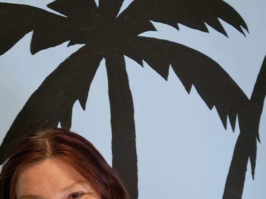 Cat mit brünettem Haar und braunen Augen in natürlicher Pose
