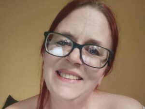 Rubina aus Kassel mit rotem Haar und blauen Augen