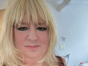 Rose aus Karlsruhe mit blondem Haar und blau-grauen Augen