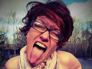 Sylvie aus Frankfurt mit rotem Haar und grünen Augen