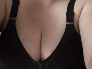 Mausi aus Bamberg mit dunkelblondem Haar und blau-grünen Augen