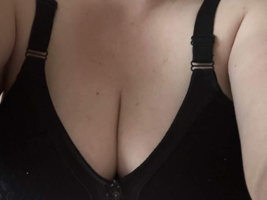 Mausi aus Bamberg mit dunkelblondem Haar und blau-grünen Augen