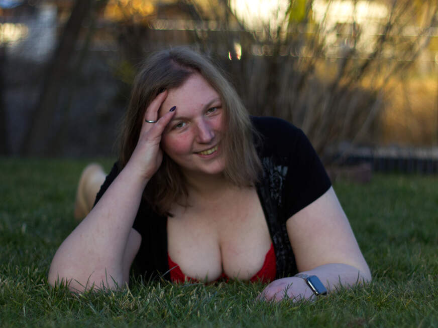 Lara aus Münster mit blond Haar und blau-grau Blick