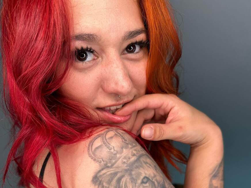 Kim aus Potsdam mit rot Haar und braun Blick