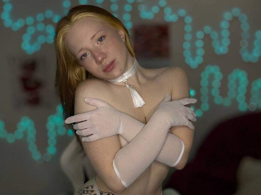 Isabel aus Bochum mit rot Haar und braun Blick