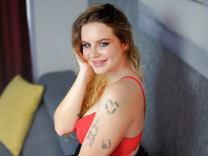 Leni aus Kassel mit dunkelblond Haar und blau Blick