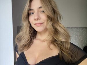 Paula aus Osnabrück mit blond Haar und blau Blick