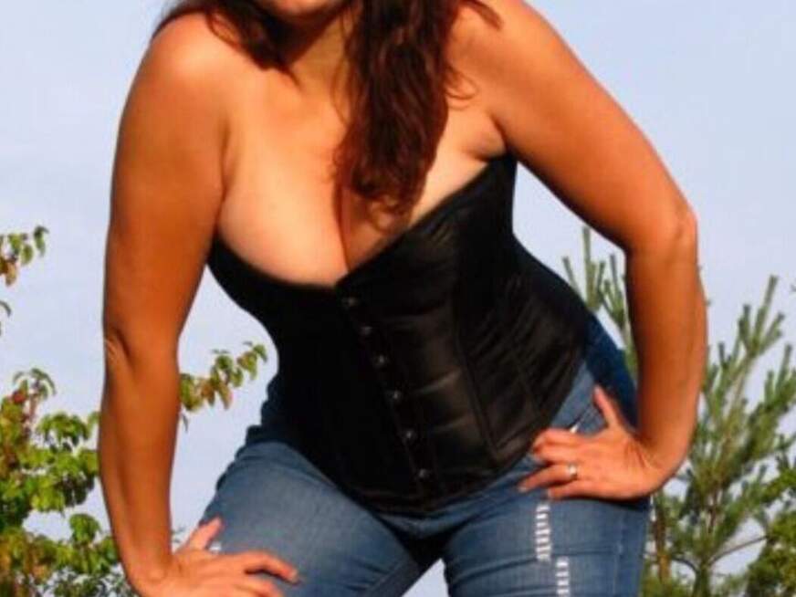 Clara aus Saarbrücken mit brünett Haar und braun Blick