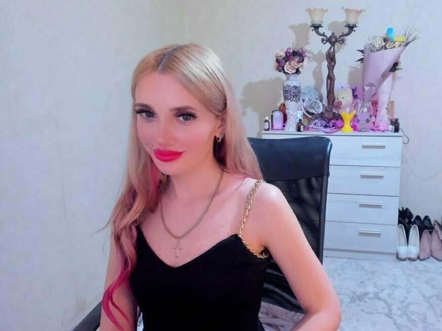 Porträt von Vivien aus Karlsruhe mit blond Haaren und blau-grün Augen